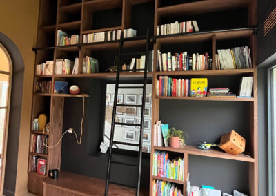 Bibliothèque avec échelle